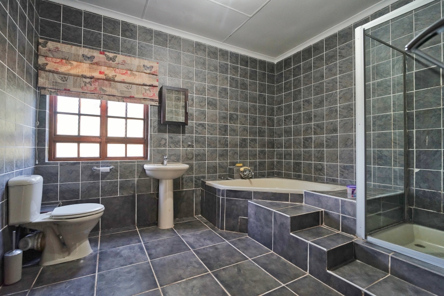 4 Bedroom Property for Sale in Cove Rock Eastern Cape